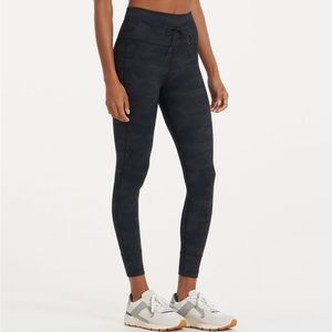 Vuori Women’s Black Camo Daily Legging, small